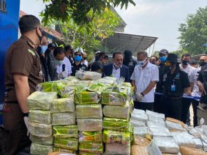 Wakil Ketua Komisi III DPR Pangeran Khairul Saleh (Jas Biru Gelap) menghadiri pemusnahan barang bukti narkotika jenis sabu dan ganja didampingi Kepala BNN Heru Wijanarko di Jakarta, Selasa (8/9/2020)