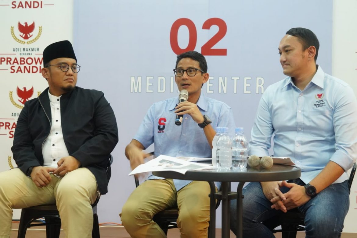 Dhanil Anzar Simanjuntak bersama Sandiaga Uno dan Satria Dimas Memaparkan Hasil Dana Kampanye WNA Cina Miliki e-KTP Ini Kata Sandiaga