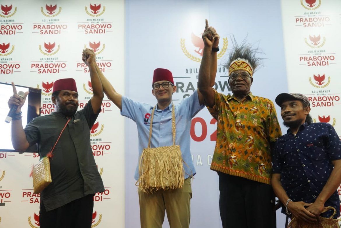 Diberikan Topi Cenderawasih dan Tas Noken,Kepala Suku Papua Barat Bertekad Menangkan Prabowo-Sandi