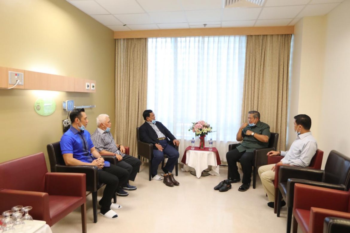 Ditengah Kampanye, Prabowo Menjenguk Ani Yudhoyono di Singapura