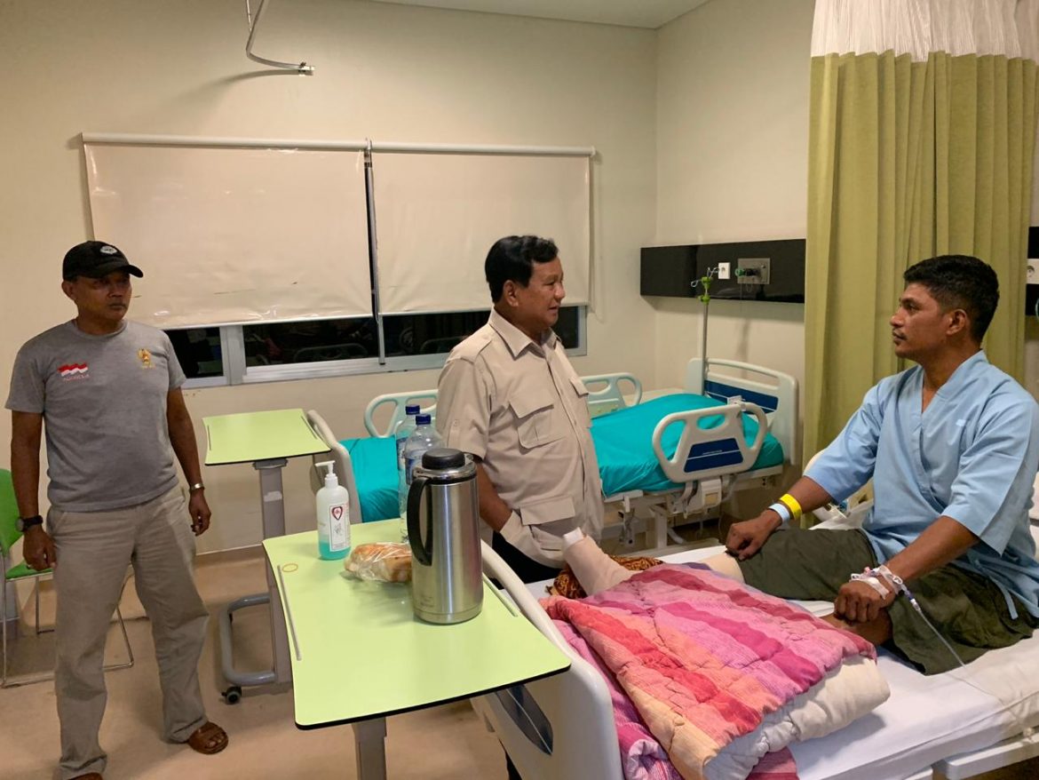 Prabowo Jenguk Anak Buah yang Jadi Korban Longsor di Kawasan Hambalang