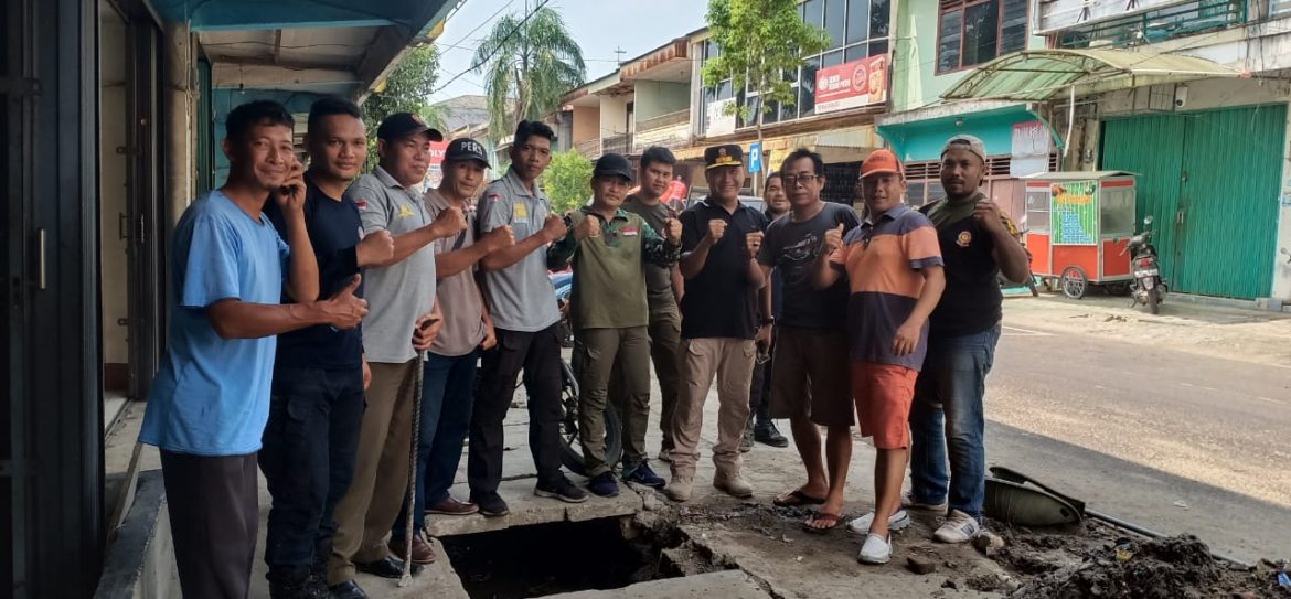 Antisipasi Banjir Musiman, Komponen Masyarakat Muntok Gotong Royong Bersihkan Saluran Air