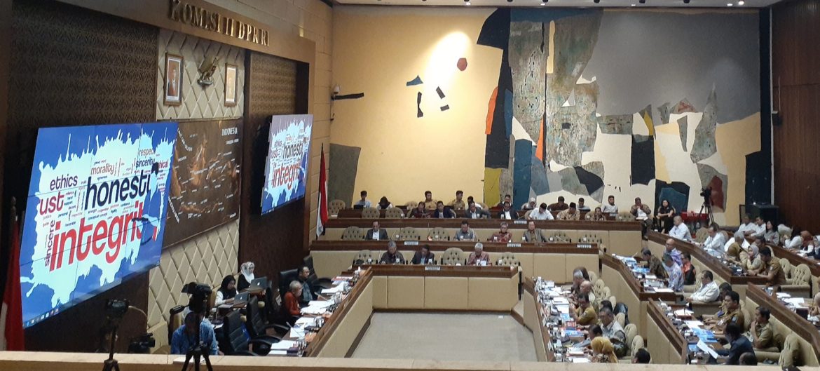 Komisi II DPR mengadakan Rapat Dengar Pendapat membahas mengenai PKPU bersama KPU, Bawaslu, Dirjen Otda, Dirjen Dukcapil, Dirjen Polpum di Komplek Parlemen, Senayan, Jakarta, Senin (11/11/2019).