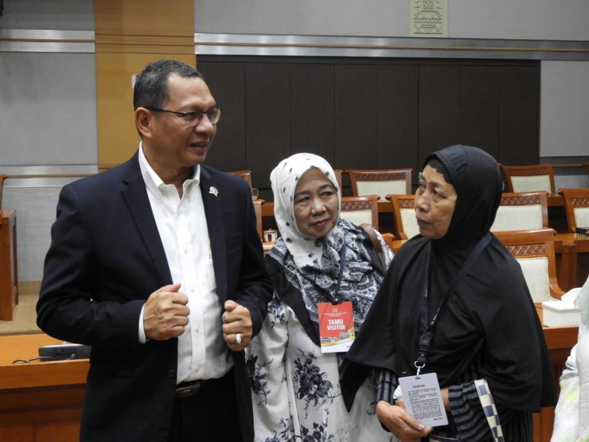 Anggota Komisi VIII DPR Muhammad Husni bersama Korban Jamaah Umroh First Travel Tuti Heris Budi