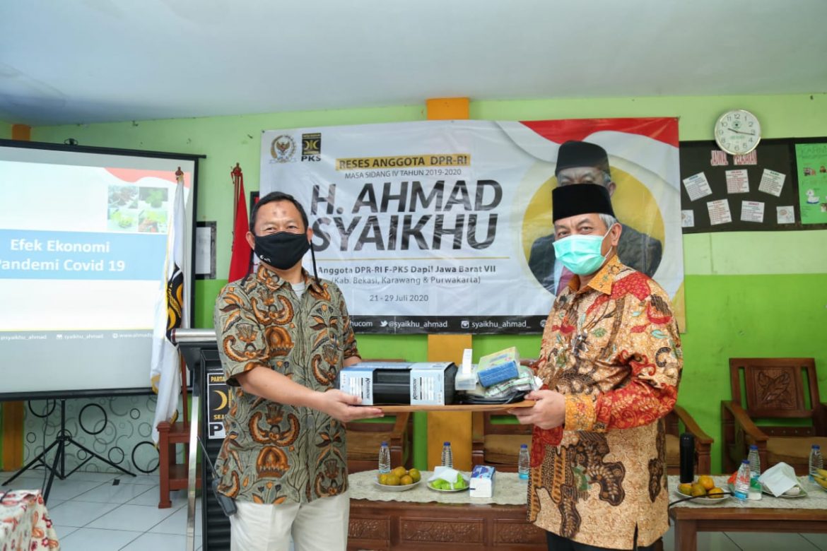 Penyerahan Peralatan Pembuat Hidroponik oleh Anggota Komisi V DPR dari Fraksi Partai Keadilan Sejahtera (PKS) Ahmad Syaikhu
