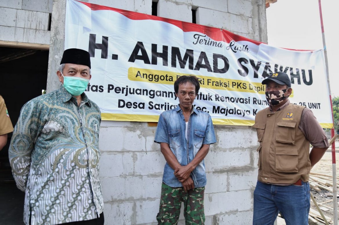 Anggota Komisi V DPR Ahmad Syaikhu meninjau pelaksanaan Bantuan Stimulan Perumahan Swadaya (BSPS) di Desa Sarijaya, Kecamatan Majalaya, Kabupaaten Karawang, Jawa Barat