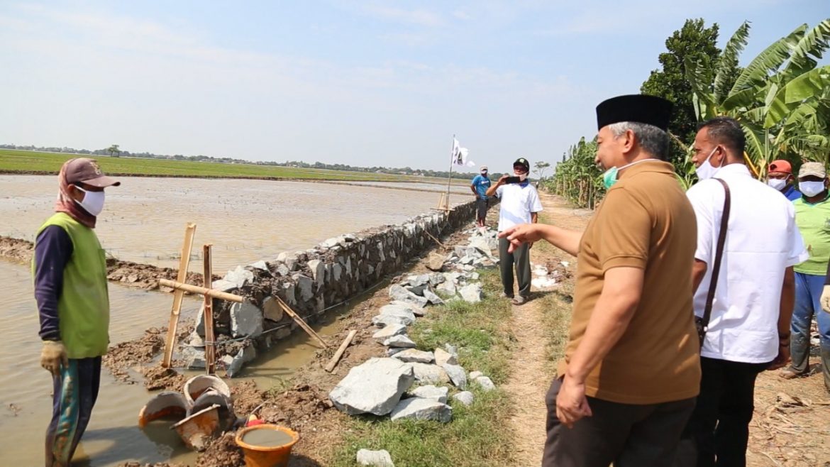 Ahmad Syaikhu meninjau Program Pengembangan Infrastruktur Sosial Ekonomi Wilayah (PISEW) di Desa Mekarasih, Kecamatan Banyusari, Karawang, Jawa Barat