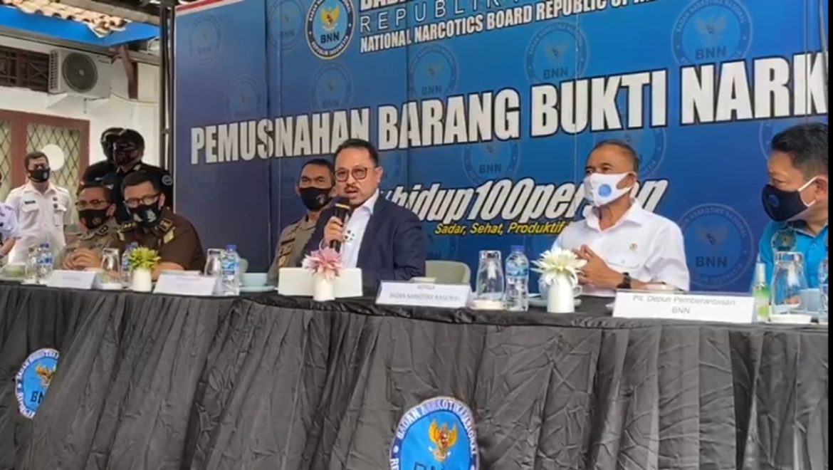 Wakil Ketua Komisi III DPR Pangeran Khairul Saleh (Jas Biru Gelap) dalam konfrensi pers pemusnahan barang bukti narkotika jenis sabu dan ganja didampingi Kepala BNN Heru Winarko di Jakarta, Selasa (8/9/2020)