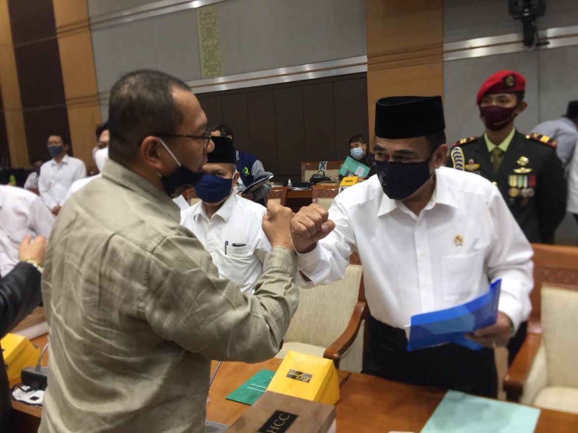 Anggota Komisi VIII DPR Muhammad Husni (kemeja abu-abu) bersalaman dengan Menag Fachrul Razi (kemeja putih) di Komplek Parlemen Senayan Jakarta, Selasa (8/9/2020) Anggota Komisi VIII DPR Muhammad Husni (kemeja abu-abu) bersalaman dengan Menag Fachrul Razi (kemeja putih) di Komplek Parlemen Senayan Jakarta, Selasa (8/9/2020)