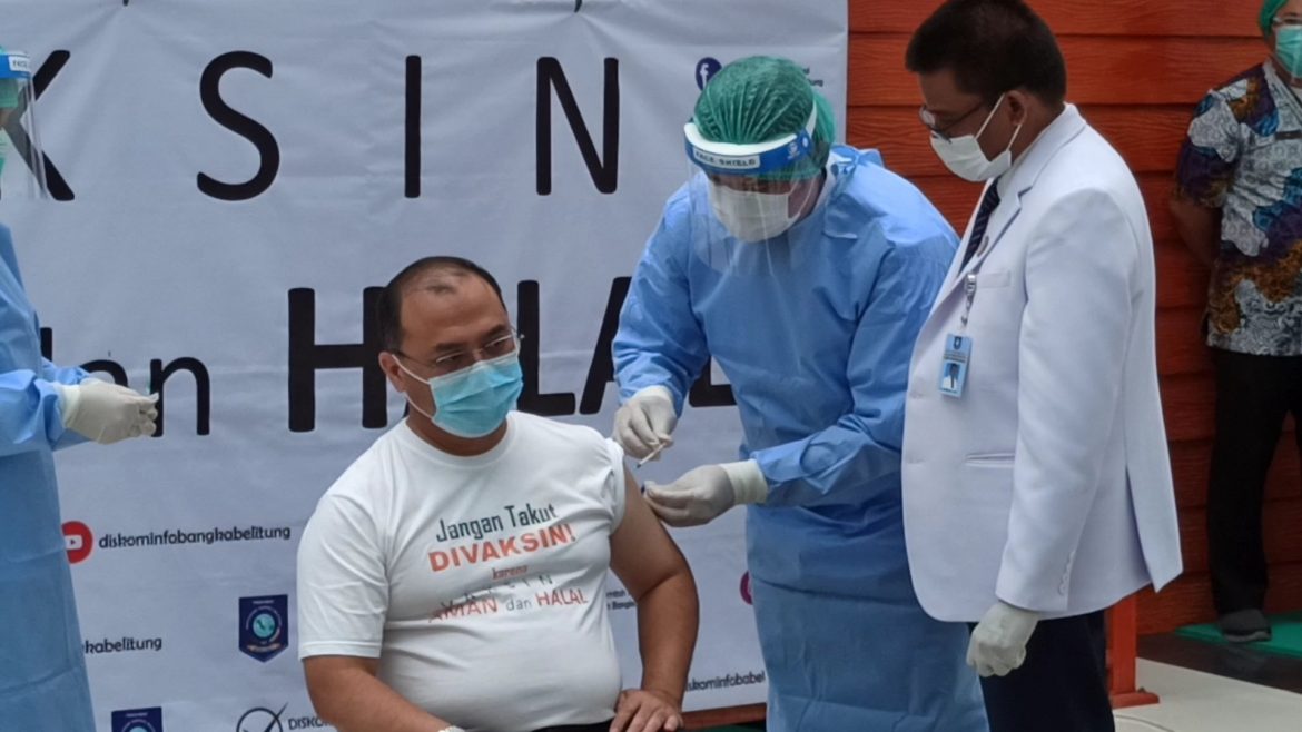 Erzaldi Rosman Terima Vaksin Sinovac Erzaldi Rosman Terima Vaksin Sinovac