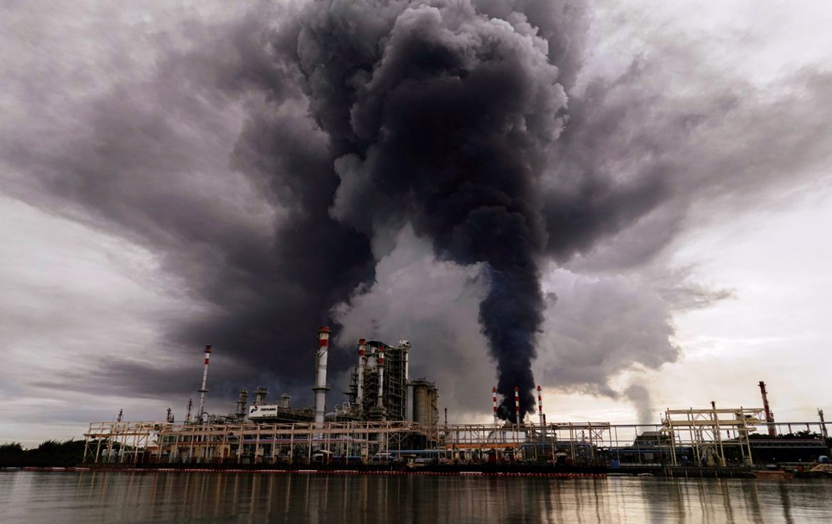 Kilang minyak PT Pertamina (Persero) di Cilacap, Jawa Tengah, terbakar pada Sabtu (13/11/2021) petang. Foto: ist