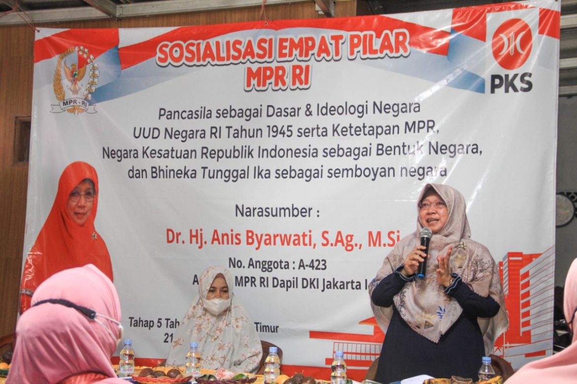 Anggota DPR RI dari Fraksi PKS, Anis Byarwati, menjadi narasumber dalam acara Sosialisasi 4 pilar MPR RI, yang diselenggarakan didaerah Pondok Ranggon, Jakarta timur, Minggu (21/11/2021)
