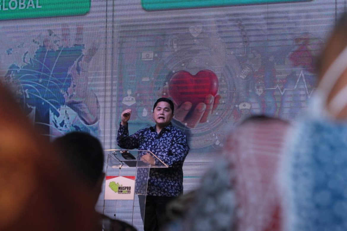 Menteri BUMN Erick Thohir dalam acara seminar hasil kajian Masyarakat Profesional Sumatera Bagian Selatan (Maspro Sumbagsel) bertajuk "Membangun Aglomerasi Sumbagsel Untuk Nusantara-Indonesia" di Grand Ballrom Fairmont Hotel Senayan, Jakarta Pusat, Sabtu (12/3/2022).