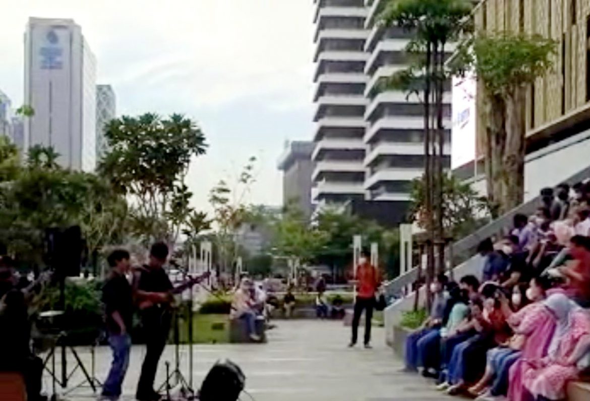 Musisi Jalanan sedang menghibur pengunjung Sarinah