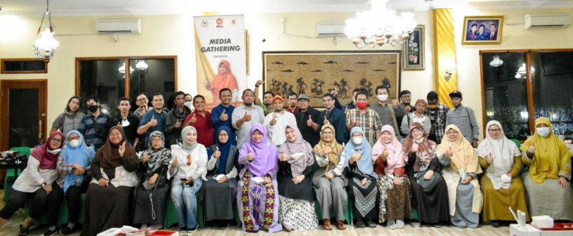 Media Gathering Anggota DPR RI dari Fraksi PKS, Anis Byarwati, bersama awak media di Jakarta, Selasa (19/4/2022).