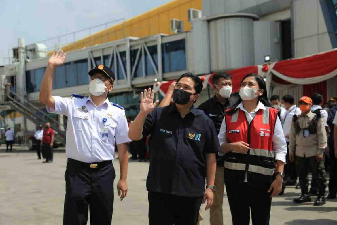 Menteri Badan Usaha Milik Negara (BUMN) Erick Thohir melepas para pemudik dari dermaga terminal penumpang pelabuhan Tanjung Priok, Jakarta, menuju Surabaya dan Semarang, Jawa Tengah pada Selasa, (26/4/2022).