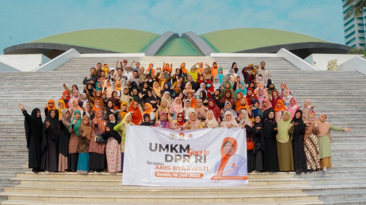 Anggota DPR RI dari Fraksi PKS, Anis Byarwati, menerima kunjungan dari komunitas UMKM Jakarta Timur di gedung DPR-MPR RI Senayan Jakarta, Senin (18/7/2022).