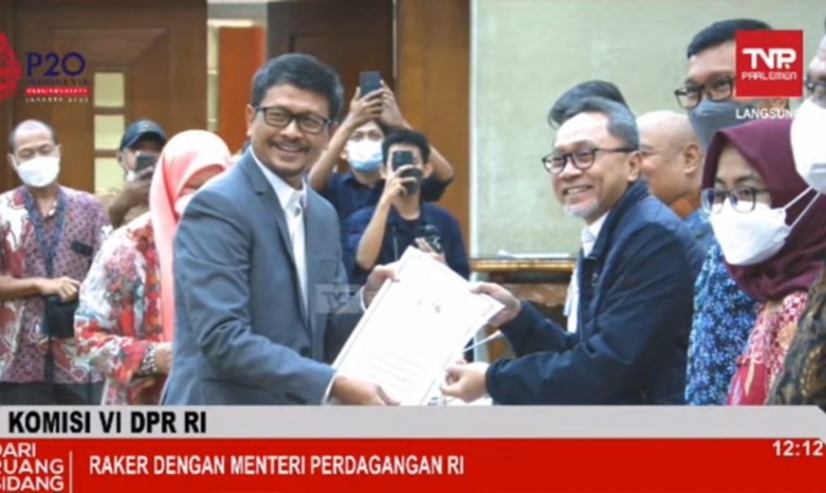 Anggota Komisi VI DPR Fraksi PKS Amin Ak (Jas abu-abu) bersama Menteri Perdagangan Zulkifli Hasan (kanan)