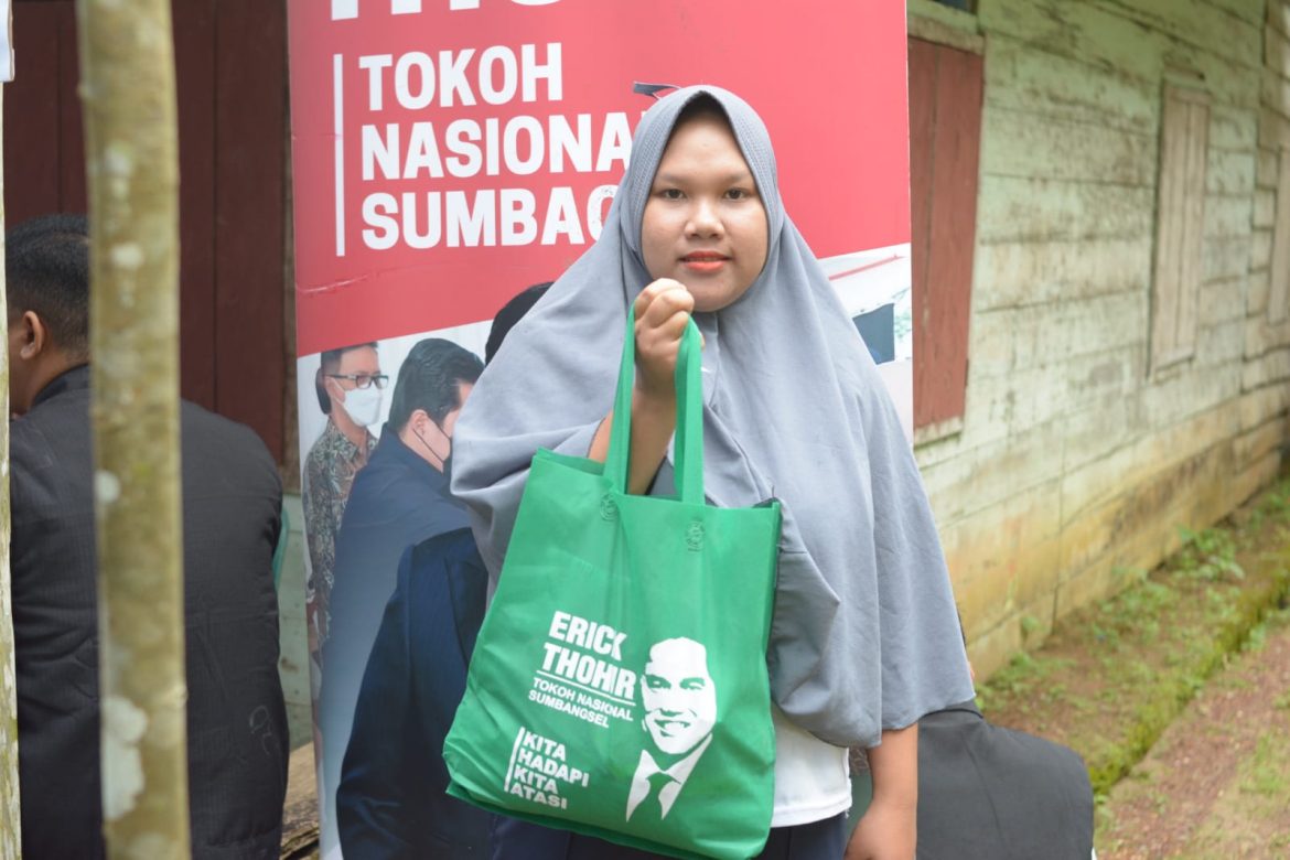 Dini Eminarti, Ibu Rumah Tangga, senang membeli sembako dengan harga murah yang selenggarakan oleh Relawan Masyarakat Peduli Bangka Belitung (Babel) di Jalan Manunggal Desa Tuik, Kecamatan Kelapa, kabupaten Bangka Barat, Selasa (15/11/2022) Bahagianya Warga Bangka Barat Dapat Sembako Murah, Terima Kasih Pak Erick Thohir