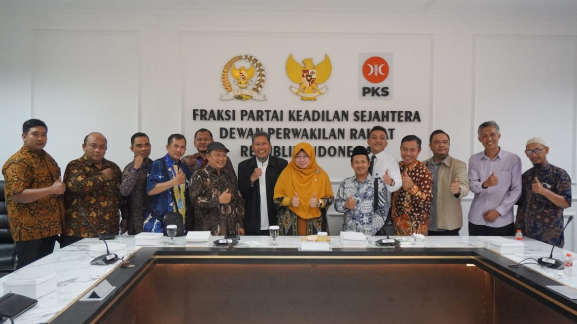 Anggota Komisi XI DPR RI dari Fraksi PKS, Anis Byarwati, menerima aspirasi dari kelompok masyarakat penggerak koperasi di Indonesia yang diselenggarakan di ruang pertemuan fraksi PKS DPR, Selasa (15/11/2022) 