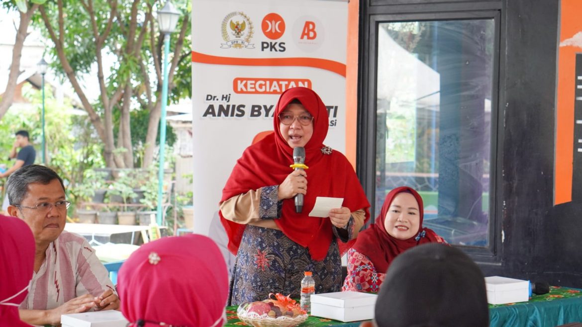 Anggota Komisi XI DPR Fraksi PKS Anis Byarwati bersama Bank Indonesia memberikan sosialisasi kebijakan Bank Indonesia yaitu Penggunaan Quick Response Code Indonesian Standard (QRIS) di RPTRa Utakara Beriman dan Hotel Alia Matraman Jakarta Timur, Minggu (13/11/2022).