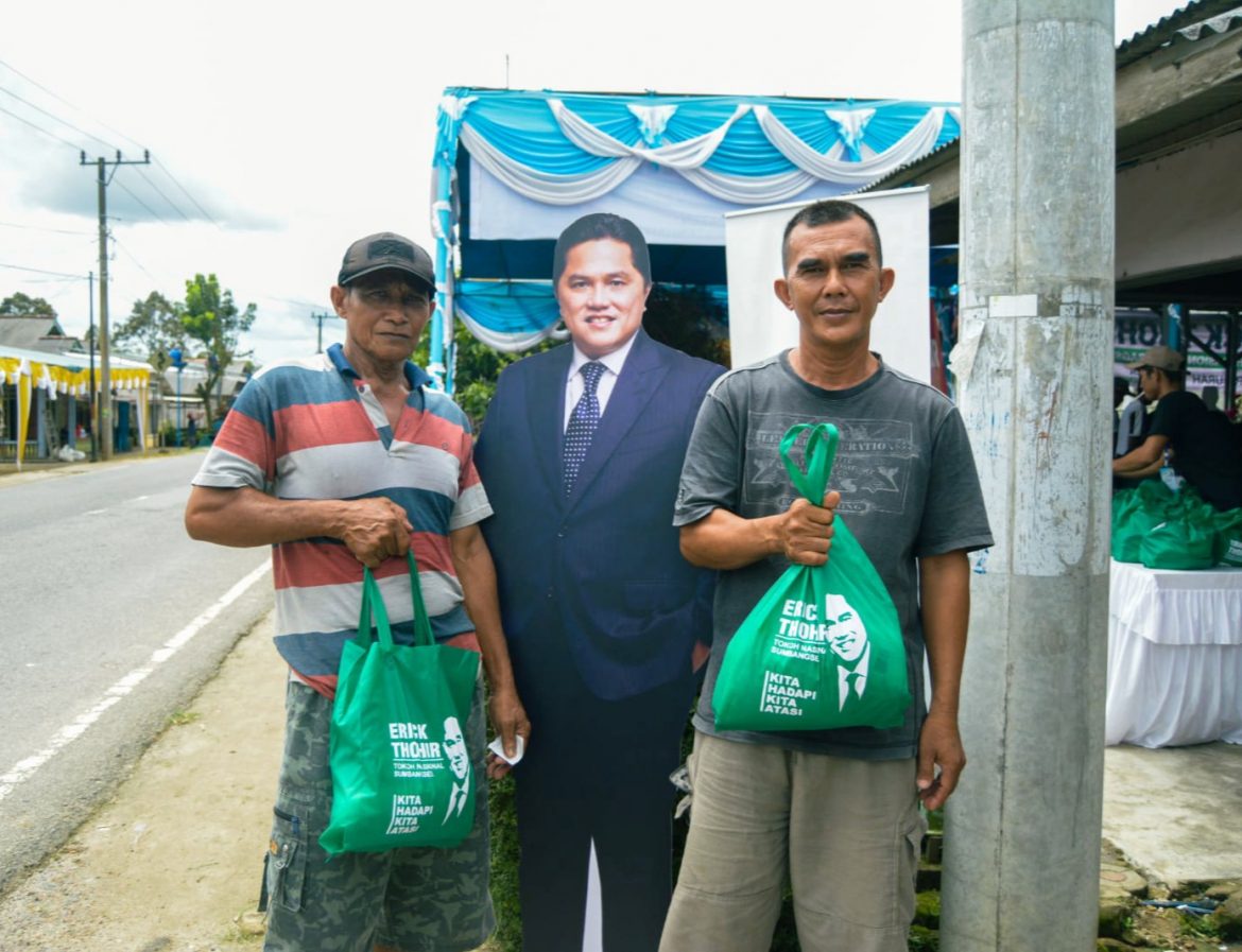 Warga Desa Beruas, Kecamatan Simpang Katis, Kabupaten Bangka Tengah, terbantu kebutuhannya dengan adanya Pasar Murah yang digelar atas kepedulian Menteri Badan Usaha Milik Negara (BUMN) Erick Thohir. Warga Desa Beruas, Kecamatan Simpang Katis, Kabupaten Bangka Tengah, terbantu kebutuhannya dengan adanya Pasar Murah yang digelar atas kepedulian Menteri Badan Usaha Milik Negara (BUMN) Erick Thohir.