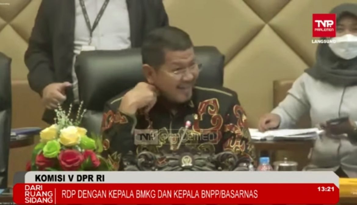 Wakil Ketua Komisi V DPR Fraksi Partai NasDem, Roberth Rouw, saat memimpin rapat dengar pendapat Komisi V DPR dengan Kepala BMKG dan Kepala Basarnas di Komplek Parlemen, Senayan, Jakarta, Senin (21/11/2022).