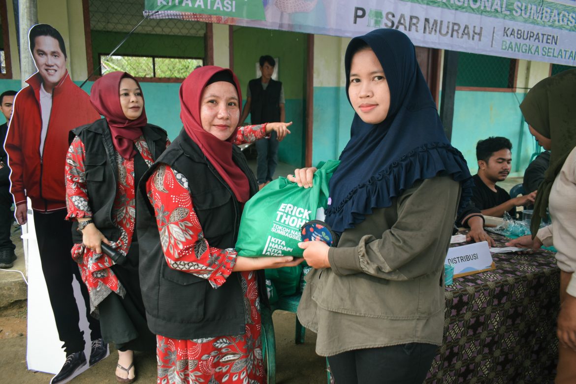 Pasar murah diadakan Menteri BUMN Erick Thohir di Jalan Desa Nangka, RT 06 Dusun 2 Desa Nangka, Kecamatan Air Gegas, Kabupaten Bangka Selatan, Jumat (23/12/2022)