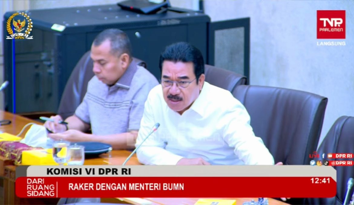 Anggota Komisi VI DPR Fraksi Gerindra Hendrik Lewerissa saat Raker Komisi VI DPR dengan Menteri BUMN Erick Thohir di Komplek Parlemen, Senayan, Jakarta, Senin (5/12/2022).