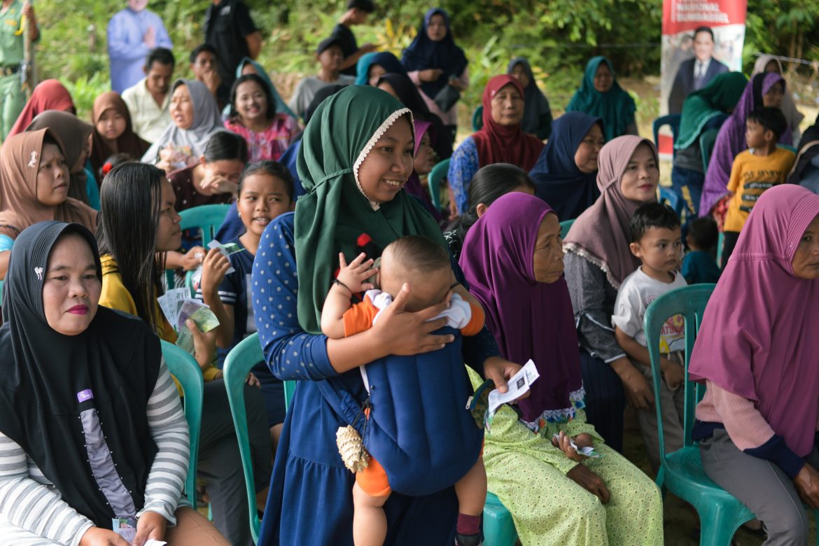 Menteri BUMN Erick Thohir menggelar pasar murah di Dusun Pasir Putih RT 03 RW 05, Desa Batu Betumpang, Kecamatan Pulau Besar, Kabupaten Bangka Selatan.