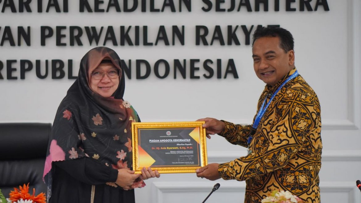 Ketua Umum IROPIN Nova Joko Pamungkas menyerahkan plakat sebagai pengukuhan untuk Anggota Komisi XI DPR Fraksi PKS Anis Byarwati (kiri) yang didaulat menjadi anggota kehormatan IROPIN.