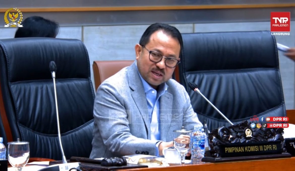 Wakil Ketua Komisi III DPR Pangeran Khairul Saleh saat memimpin rapat kerja Komisi III DPR dengan LPSK di Komplek Parlemen, Senayan, Jakarta, Senin (16/1/2023)