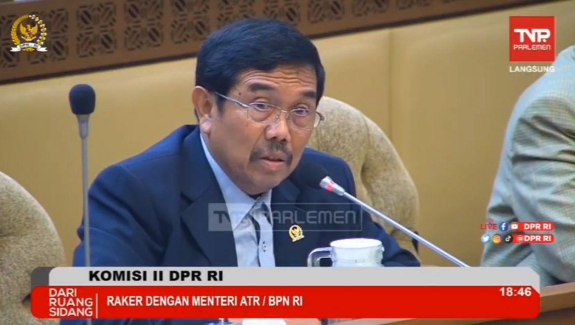 Anggota Komisi II DPR dari daerah pemilihan atau Dapil Sumut, Ongku Parmonangan Hasibuan, saat rapat kerja Komisi II DPR dengan Menteri ATR/BPN, di Komplek Parlemen, Senayan, Jakarta, Senin (16/1/2023).