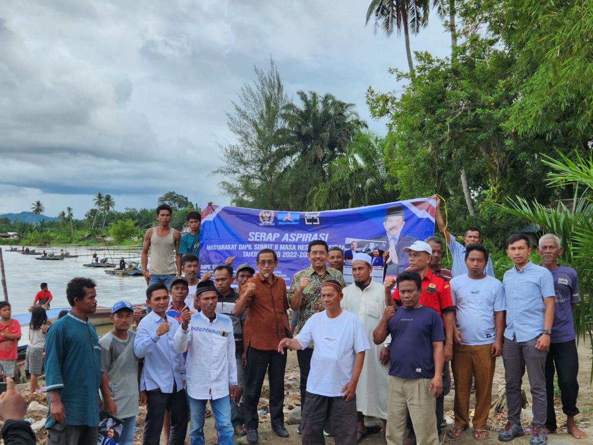 Anggota Komisi II DPR Ongku Parmonangan Hasibuan saat kunjungan kerja ke daerah pemilihan di luar masa reses Persidangan III Tahun 2022-2023 ke desa-desa sekitar wilayah pertambangan emas PT. Agincourt Resources di Batang Toru, Kabupaten Tapanuli Selatan, Sumatera Utara (Sumut), Sabtu (11/2/2023).