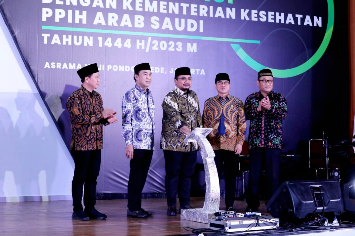 Ketua Komisi VIII DPR Ashabul Kahfi (Kedua dari kiri) saat menghadiri pembukaan Bimtek Terintegrasi yang dihadiri ribuan PPIH Kemenag dan Kemenkes di Asrama Haji Pondok Gede, Jakarta Timur, Rabu (12/4/2023).