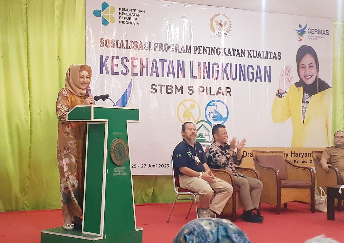 Anggota Komisi IX DPR Wenny Haryanto saat memberikan sambutan dalam sosialisasi program peningkatan kualitas kesehatan lingkungan berkerjasama dengan Kemenkes di Gedung Majelis Ulama Indonesia (MUI) Depok, Jawa Barat, Senin (26/6/2023).