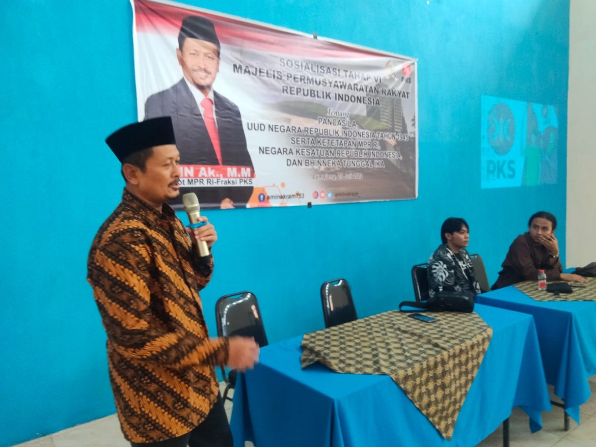Anggota MPR RI dari Fraksi PKS, Amin Ak saat menyampaikan sosialisasi empat pilar MPR di Gedung Serbaguna As-Salam, Jl. Soekarno - Hatta, Kabupaten Lumajang, Jawa Timur, Minggu (23/7/2023).