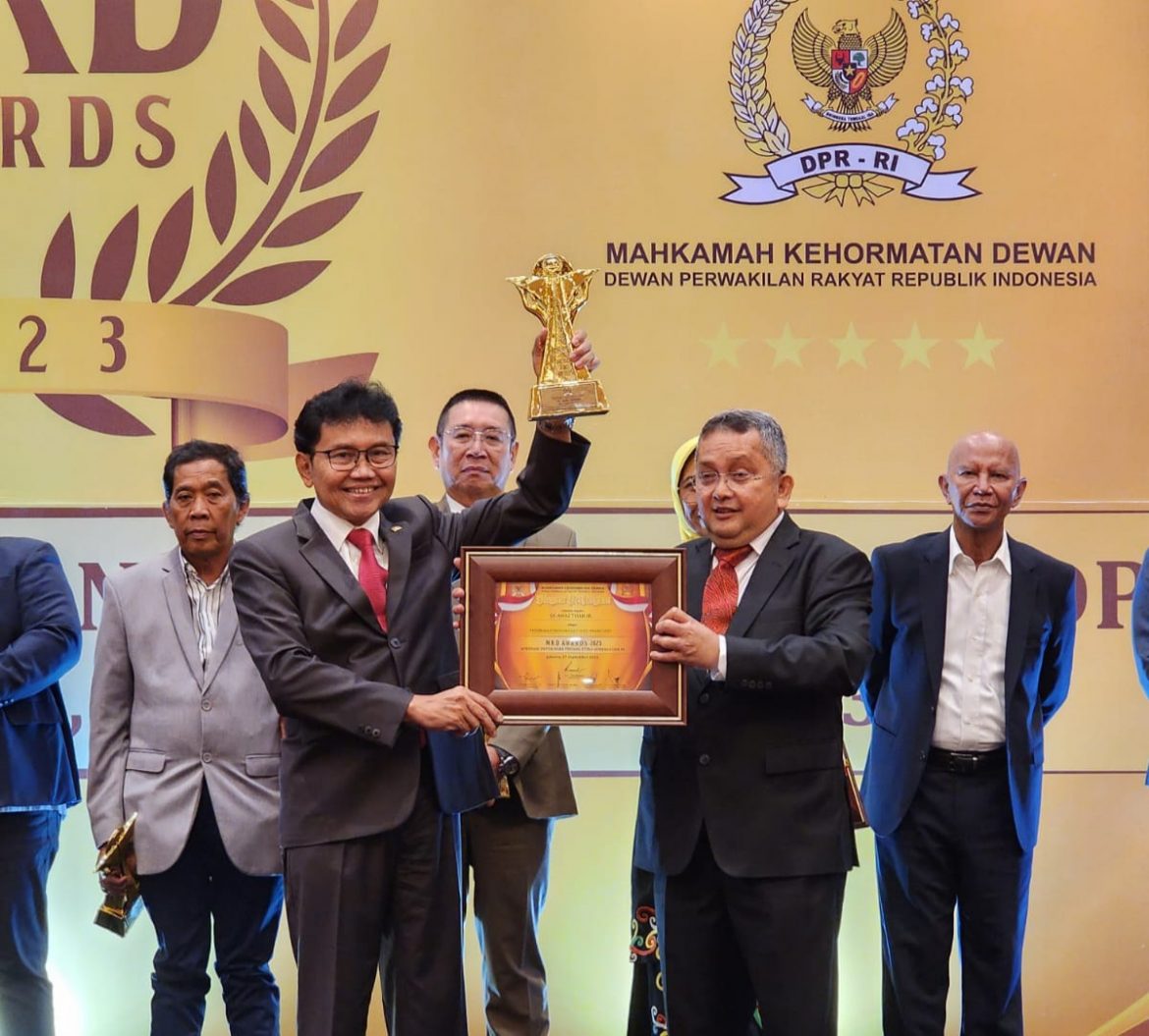 Anggota Komisi IX DPR Fraksi PPP Anas Thahir (angkat piala) saat menerima MKD Award 2023 di Hotel Bidakara Jakarta, Rabu (27/9/2023). Anggota Komisi IX DPR Fraksi PPP Anas Thahir (angkat piala) saat menerima MKD Award 2023 di Hotel Bidakara Jakarta, Rabu (27/9/2023).
