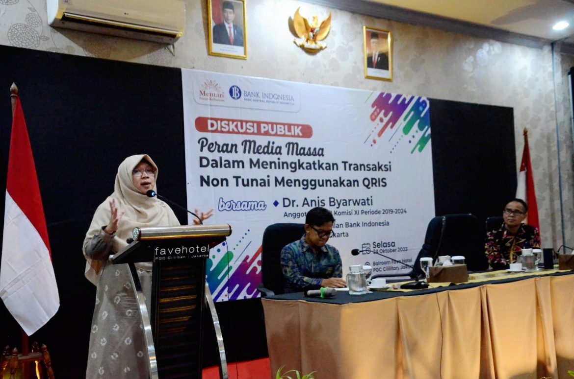 Anggota Komisi XI DPR Fraksi PKS Anis Byarwati (paling kiri) saat menjadi pembicara diskusi publik "Peran Media Masa Dalam Meningkatkan Transaksi Non Tunai Menggunakan QRIS" di Jakarta, Selasa (24/10/2023).