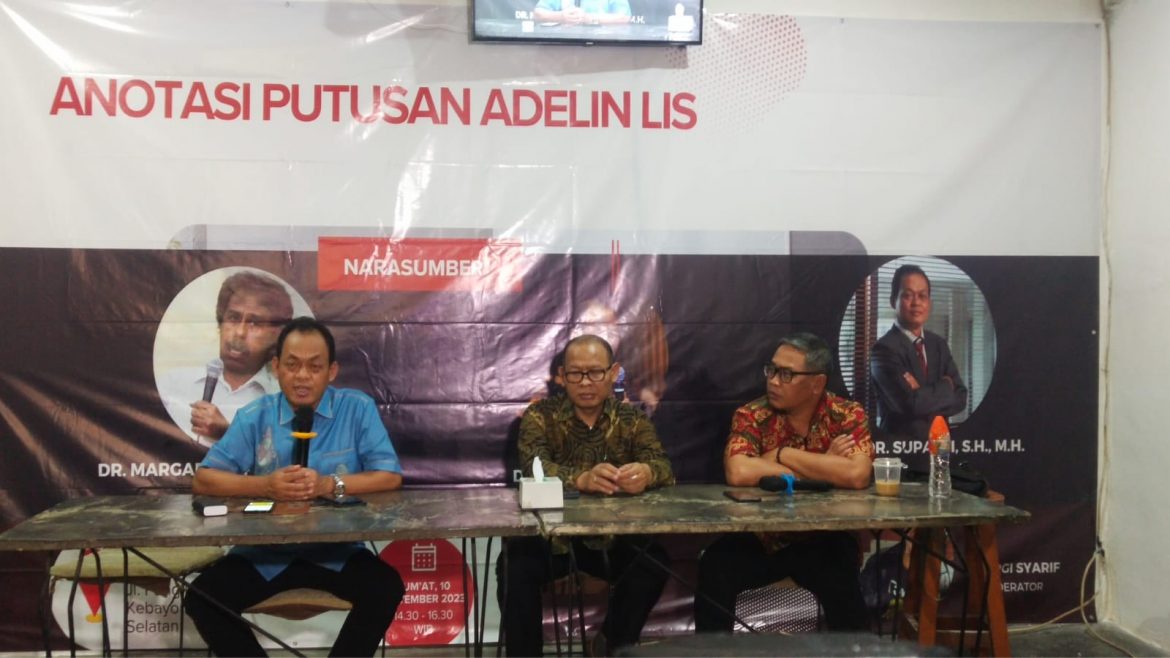 Pakar Hukum Kehutanan Dr Sadino, SH, MH (tengah) dan Guru Besar Hukum Pidana Universitas Al-Azhar Indonesia Prof. Suparji Ahmad (kiri), dalam acara anotasi putusan Adelin Lis yang digelar di Diskaz Coffe, Jakarta Selatan, Jumat (10/11/2023).