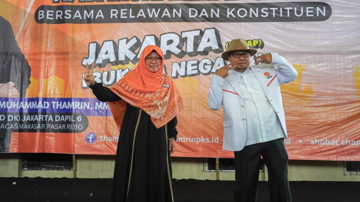 Anggota DPR RI dari Fraksi Partai Keadilan Sejahtera (PKS) Anis Byarwati bersama Anggota DPRD DKI Jakarta Fraksi PKS Drs. K.H Muhammad Thamrin saat menghadiri acara Rapat Internal dan Maulid Nabi Muhammad SAW bersama relawan dan konstituen, Ahad (7/1/2024).