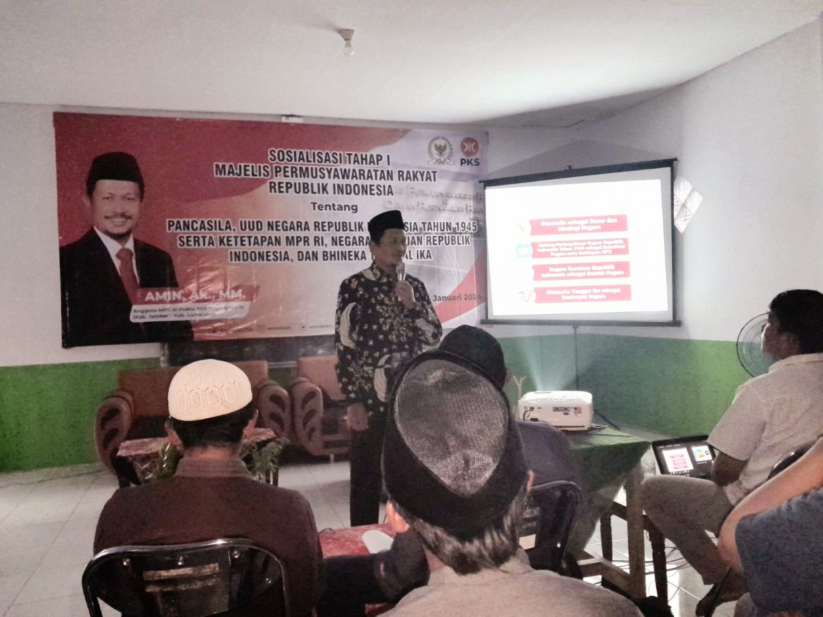 Anggota DPR/MPR Fraksi PKS, Amin Ak, saat menyampaikan sosialisasi empat pilar kebangsaan di hadapan seratusan pemuda dan pengajar YPI PP Nurul Imam, Jember Jawa Timur, Rabu (24/1/2024).