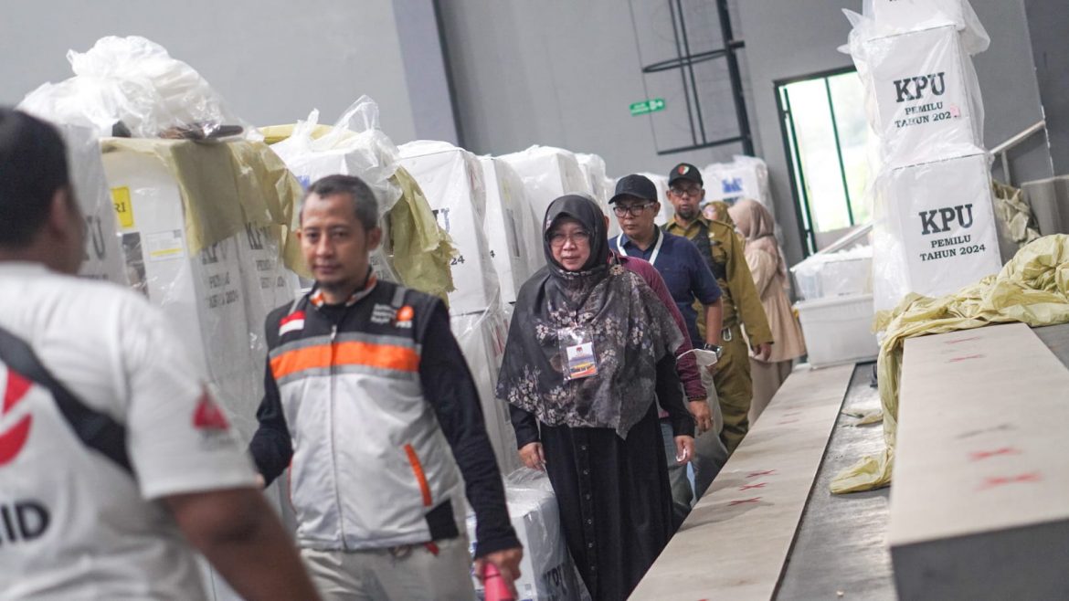 Anggota DPR RI Fraksi Partai Keadilan Sejahtera (PKS) dari dapil Jakarta Timur, Anis Byarwati, saat mengunjungi posko Panitia Pemilihan Kecamatan (PPK) di wilayah Jakarta Timur, Sabtu (24/2/2024).