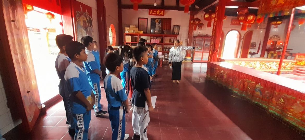 Siswa SD Santa Maria Mentok Jelajahi Sejarah dan Budaya di Kelenteng