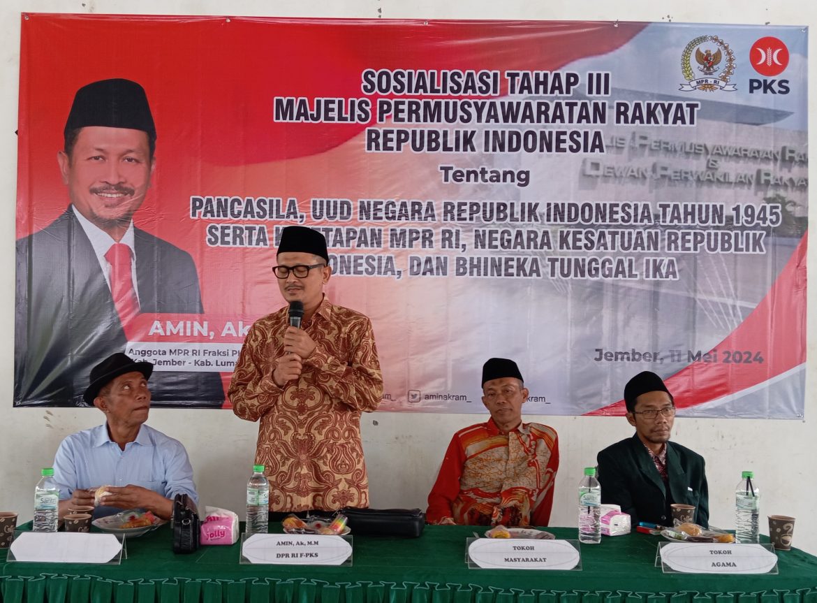 Anggota DPR/MPR RI Fraksi PKS, Amin Ak, saat menyampaikan Sosialisasi Empat Pilar MPR RI di Balai Desa Tanggul Kulon Kec Tanggul Jember, Sabtu (11/5/2024).