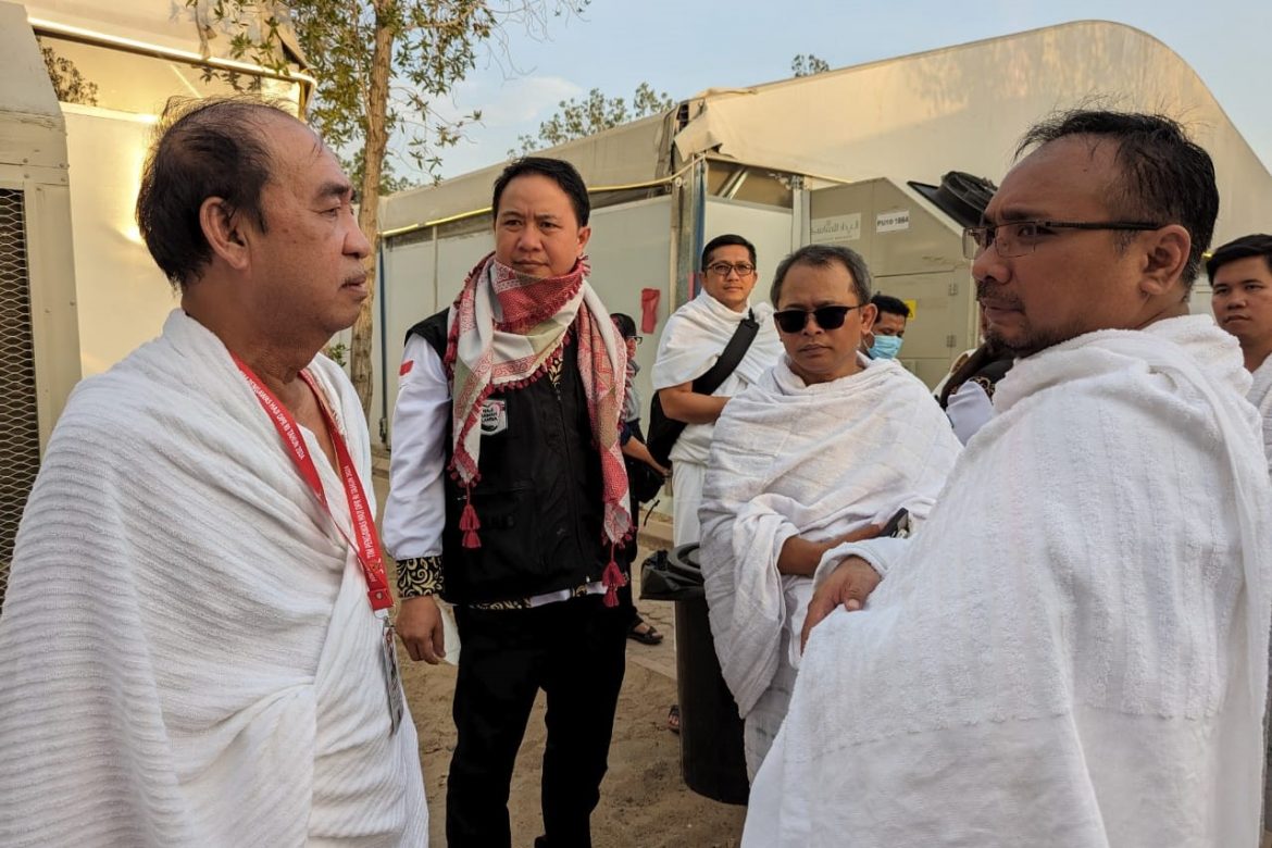 Ketua Komisi VIII DPR RI Ashabul Kahfi saat bertermu Menteri Agama Yaqut Cholil Qoumas dalam rangka pengawasan haji 2024 di tenda haji Indonesia, Arafah, Sabtu (15/6/2024). Foto: dpr.go.id