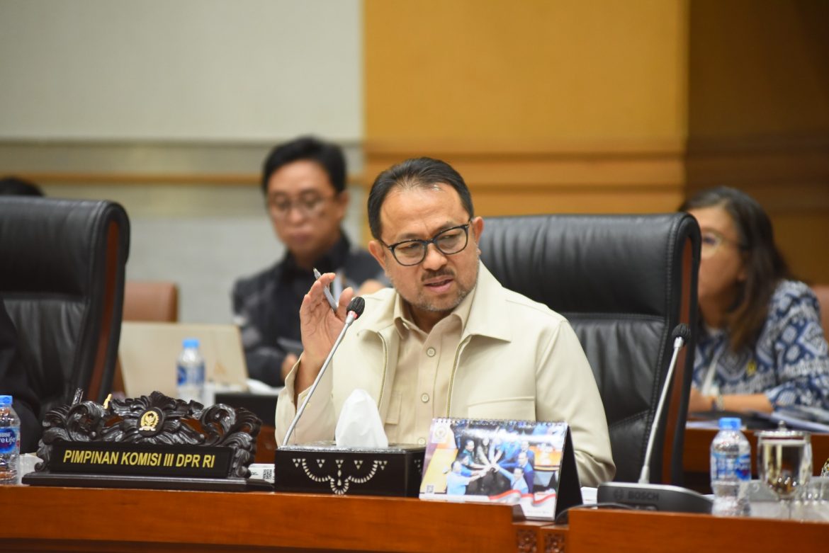 Wakil Ketua Komisi III DPR Fraksi PAN Pangeran Khairul Saleh. Wakil Ketua Komisi III DPR Fraksi PAN Pangeran Khairul Saleh.