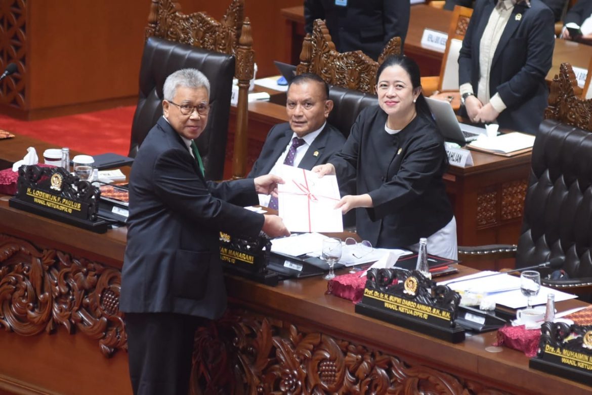 Wakil Ketua Komisi II DPR Fraksi PPP Syamsurizal saat menyerahkan laporan kepada Ketua DPR Puan Maharani