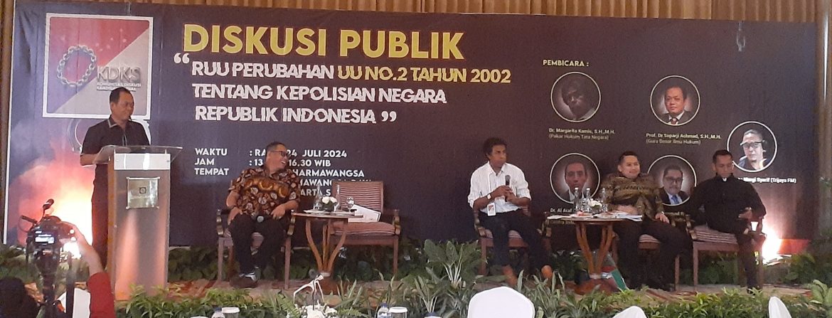 Guru besar ilmu hukum Universitas Al Azhar Indonesia, Prof. Suparji Ahmad (paling kiri), saat menjadi pembicara dalam diskusi publik tentang RUU Polri di Jakarta, Rabu (24/7/2024). 
