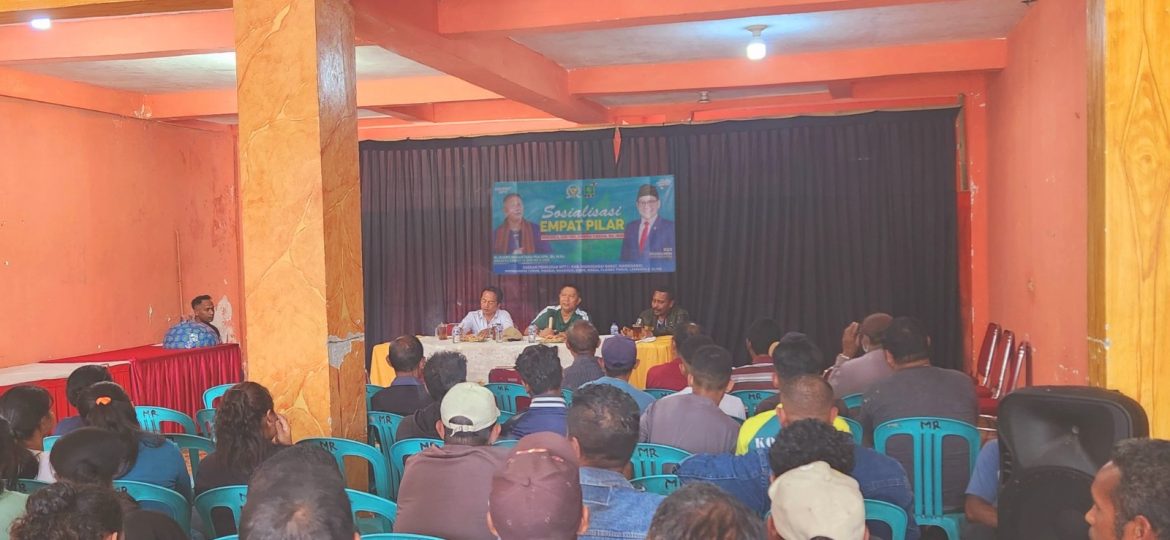 Anggota DPR/MPR RI Fraksi PKB, N.M. Dipo Nusantara Pua Upa, saat melaksanakan sosialisasi 4 pilar Kebangsaan di aula Hotel New Bintang, Kabupaten Ngada, Nusa Tenggara Timur (NTR), Kamis (20/6/2024).